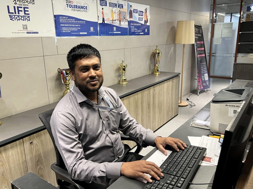 সিএসইর একজন কর্মচারী ওয়াহিদুজ্জামান Photo credit - Wanisa Karim Mahdia