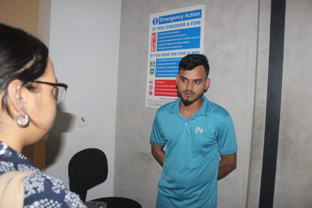 আমাদের সাংবাদিক কে সাক্ষাতকার দিচ্ছেন মোহাম্মদ খোকা Photo Credit -Zameena Zara Ahmad