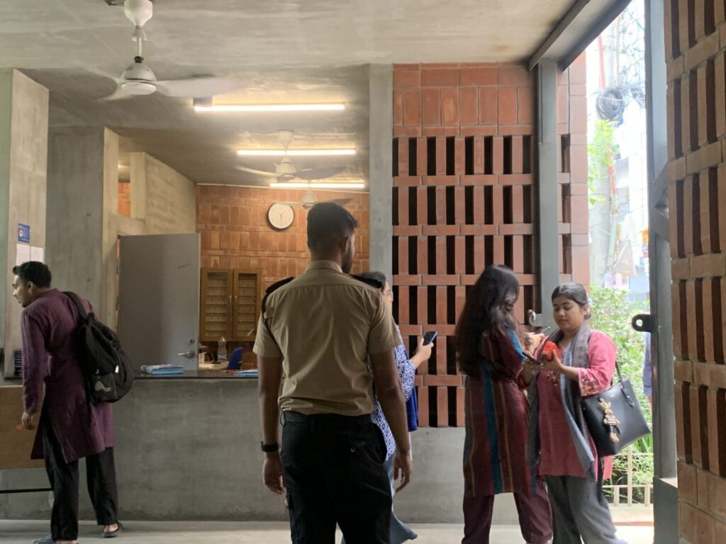 কর্মরত দ্বাররক্ষী
 Photo credit : Sadia Afrin Doha
